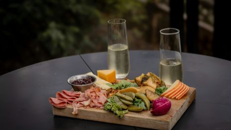 Han bjöd på vin och en ostbricka